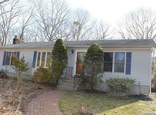 10 Classic Ct, Medford, NY