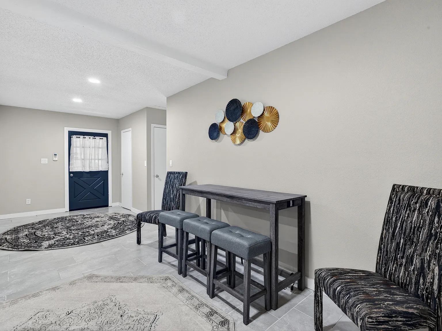 8 bed, 2084 sqft, $669 — Photo 2