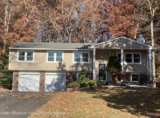 16 Camelot Ct, Manalapan, NJ 07726