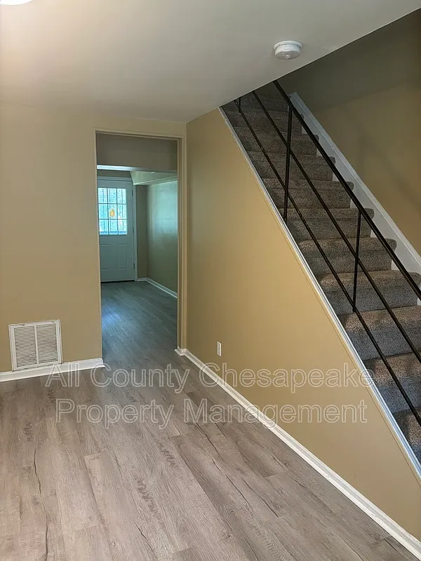 3 bed, 1.0 bath, $1,500 — Photo 3
