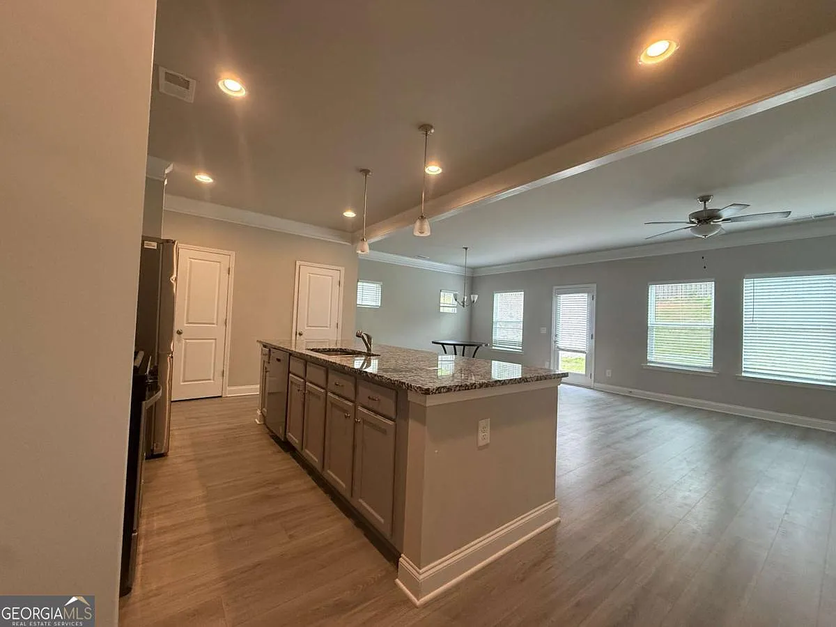 3 bed, 2.5 bath, 2252 sqft, $2,300 — Photo 4