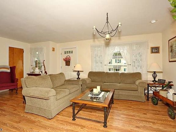 4th image of 101 Chamberlain Pl