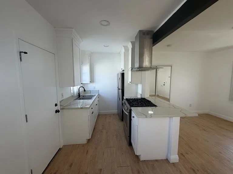 4212 Lockwood Ave — Photo 7