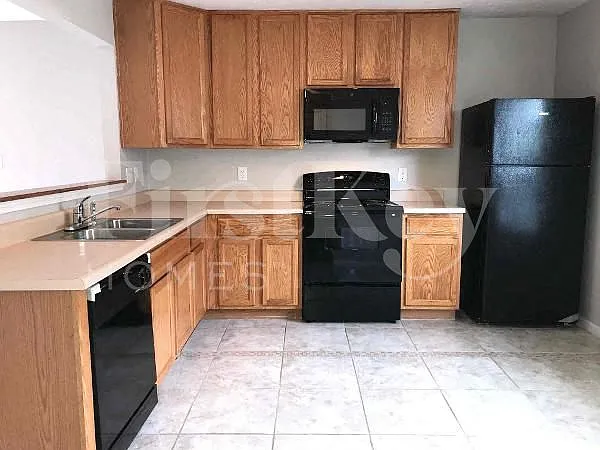3 bed, 2.5 bath, 1550 sqft, $1,555 — Photo 4