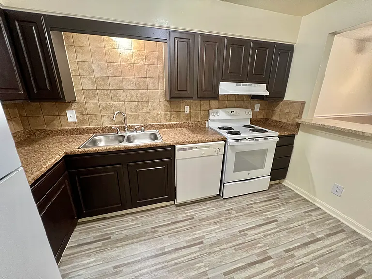 Countrybrook Apartments — Photo 32