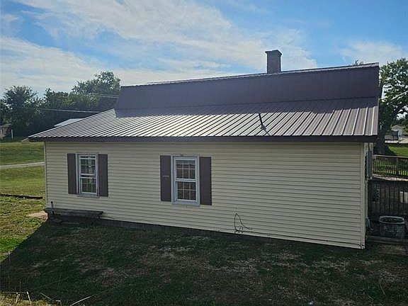 3rd image of 502 W Walnut St