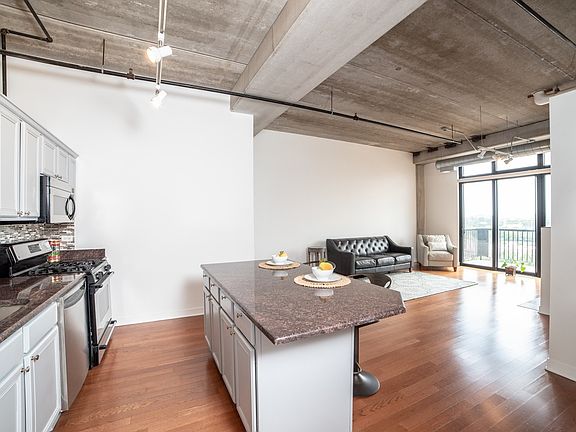 4th image of 811 W 15th Pl Unit 805