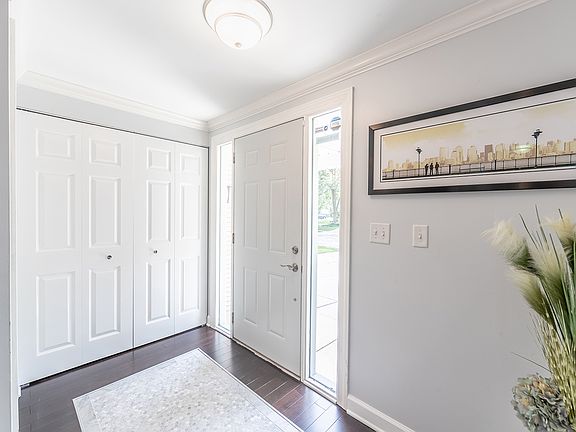 4th image of 4009 N Mitchell Dr