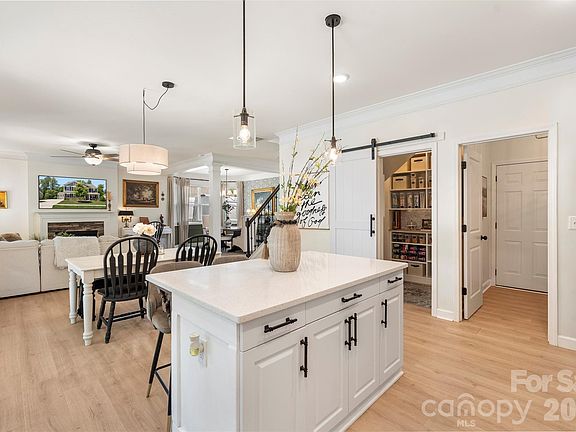 2nd image of 1147 Mantell Rd