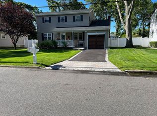 424 Henry Blvd, Holbrook, NY 11741