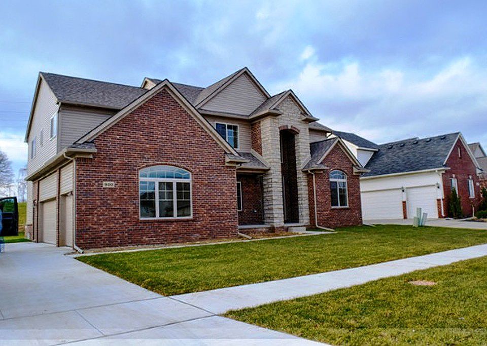 1st image of 900 Woodside Dr
