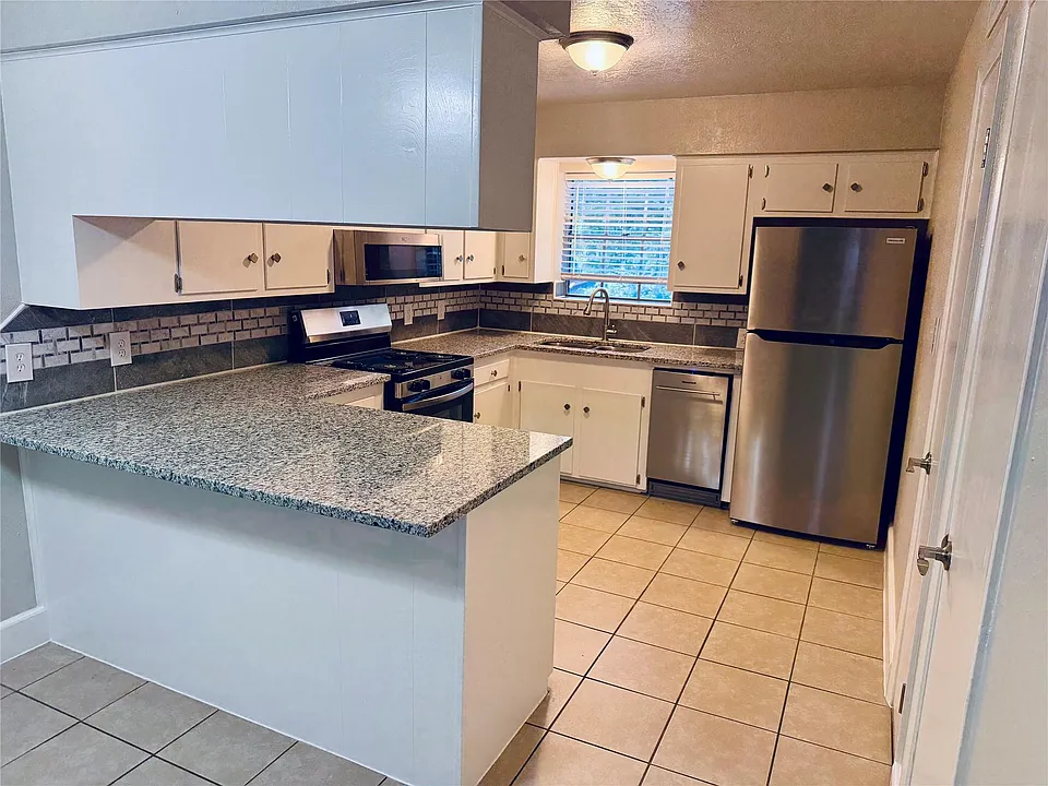 501 Waco St #4