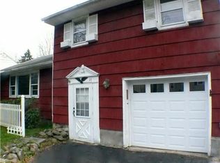 11 Canterbury Ln, New Windsor, NY 12553