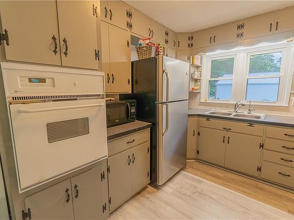2nd image of 900 E 12th St