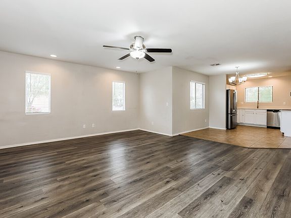 3rd image of 1109 E Silversmith Trl