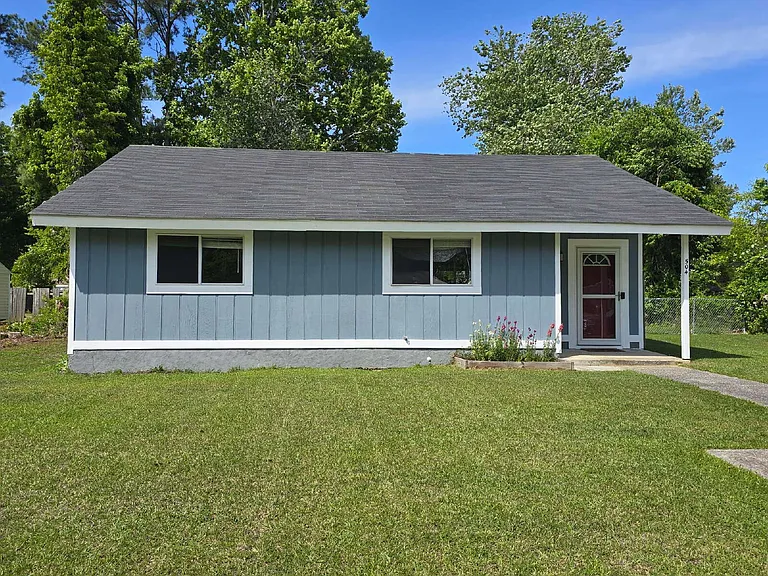 504 Dennis Rd — Photo 2