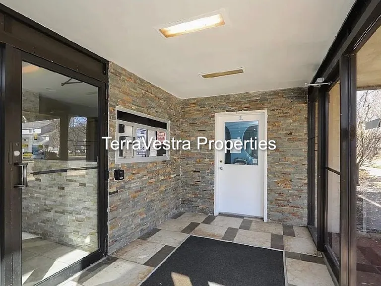 1003 Barclay Towers — Photo 2