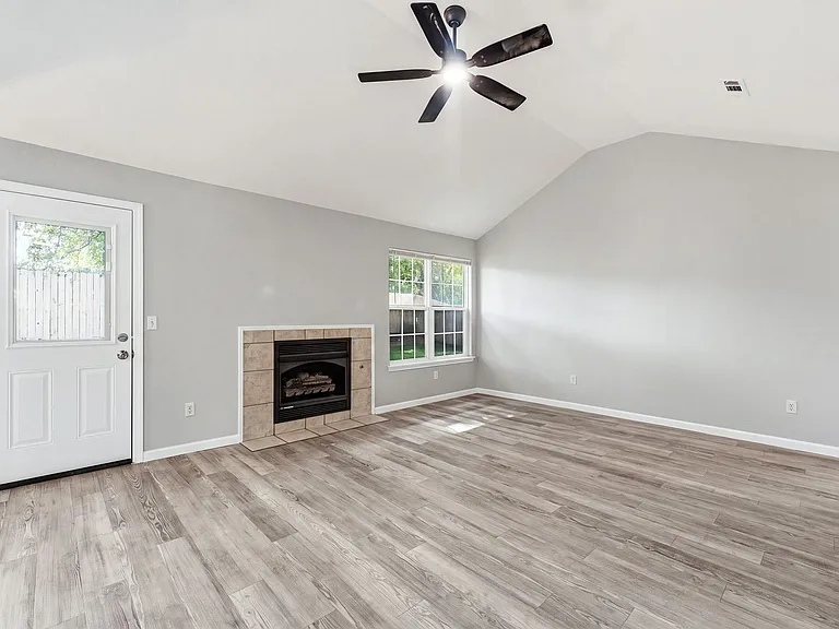 203 Green Acres St — Photo 4