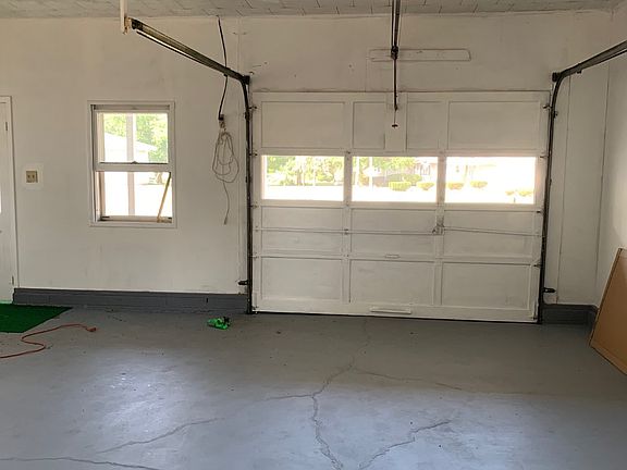 3rd image of 19 Hiel Dr