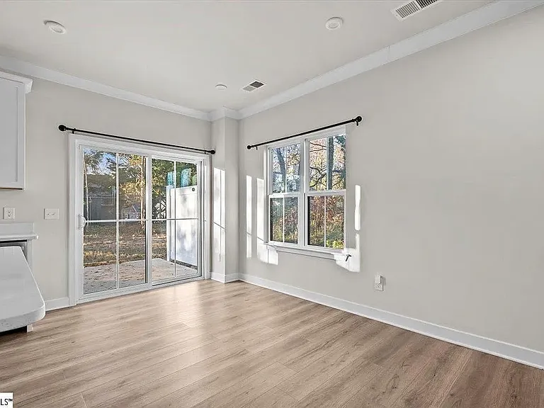 73 Connaught Ct — Photo 8