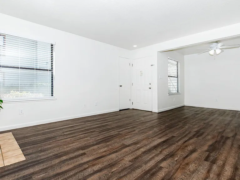Victoria Square Apartments — Photo 28