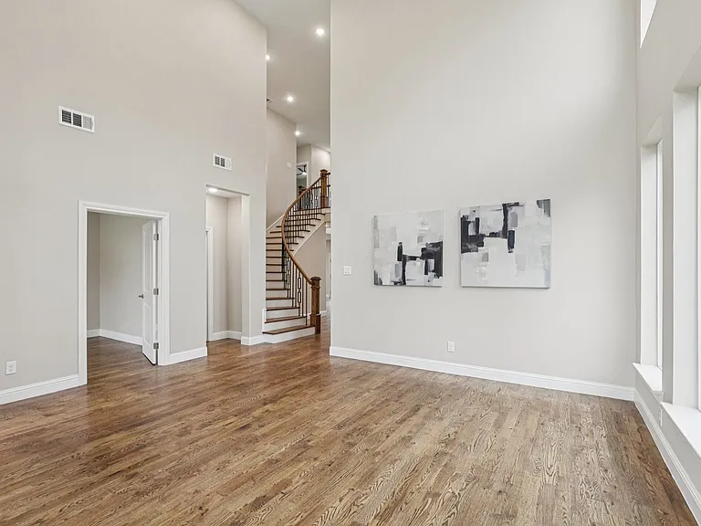1713 Highland Dr W — Photo 3