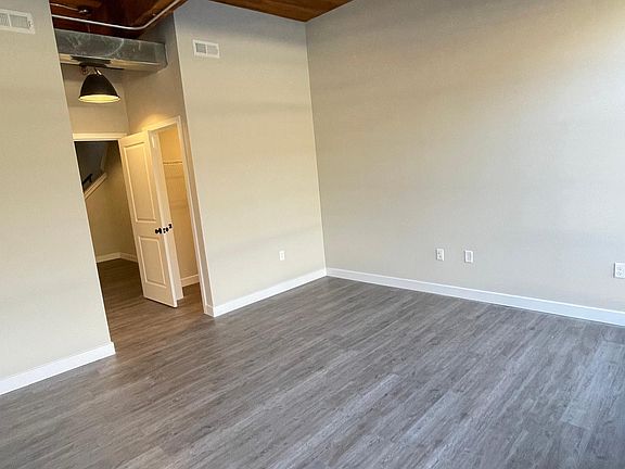 1st floor primary bedroom