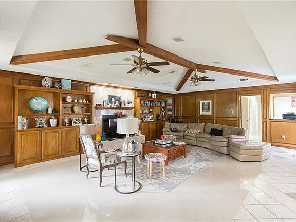 4th image of 2411 Oakwood Dr