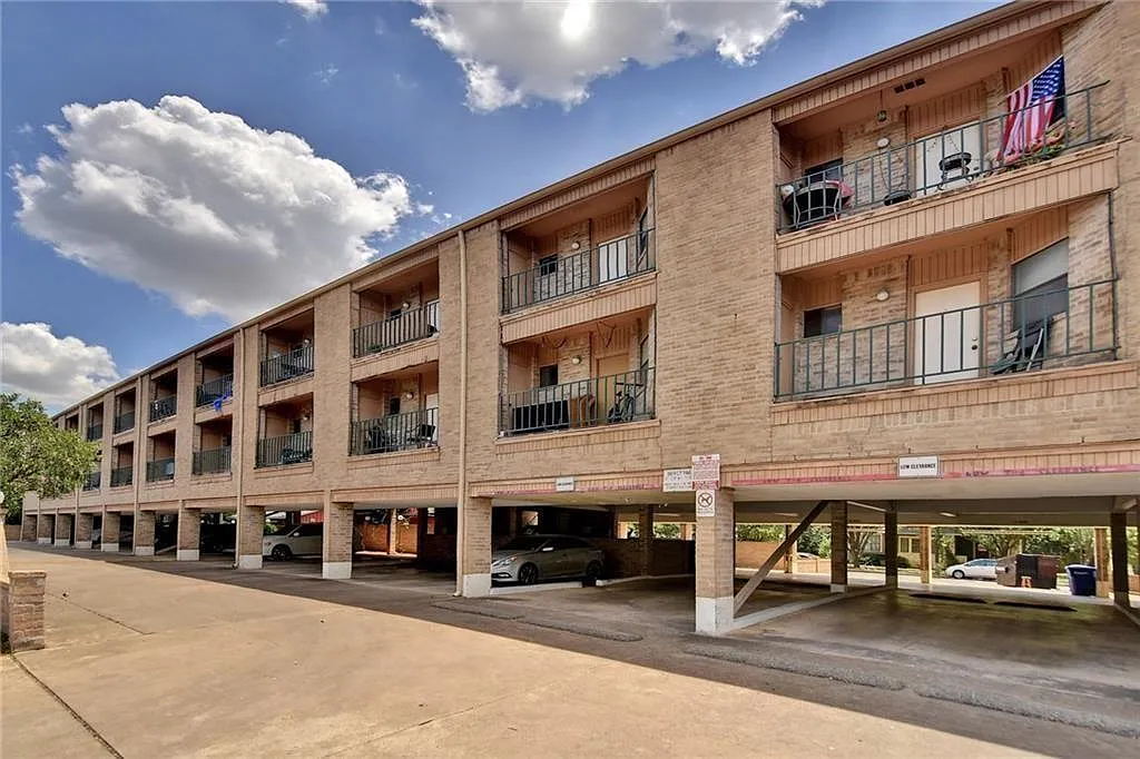 3316 Guadalupe St Apt 301 — Photo 2