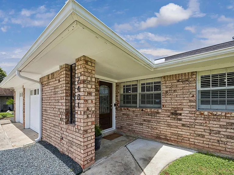 2431 Willowby Dr — Photo 2