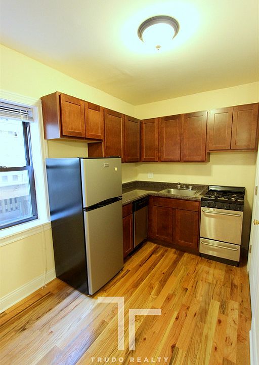 2nd image of 815 W Cornelia Ave