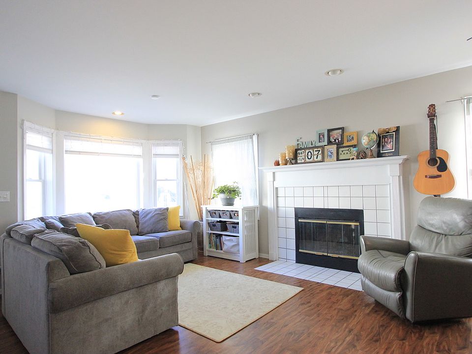 1st image of 831 College Ave