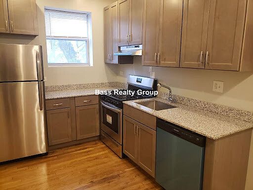 3rd image of 6968 N Greenview Ave Unit 1