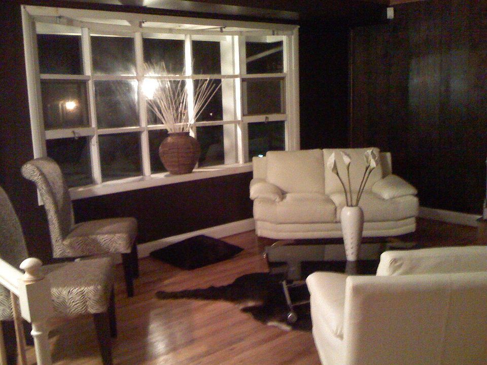 Spacious livingroom w/ beautiful hardhood floors and fireplace