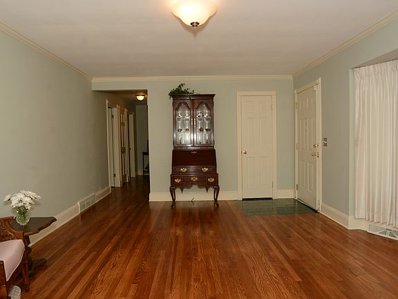 4th image of 9914 Tracy Ave