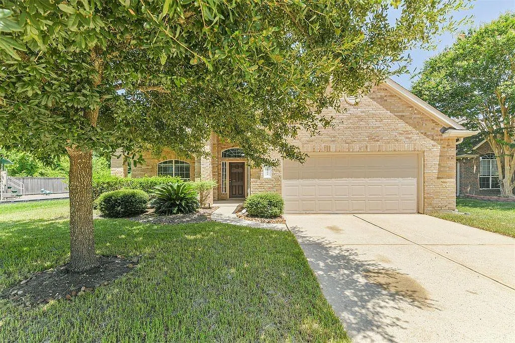 3 bed, 2.0 bath, 2414 sqft, $2,200 — Photo 1
