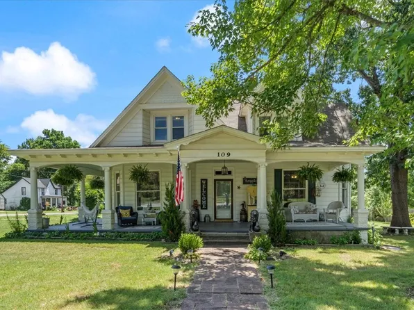 109 E Bush St, Prairie Grove, AR 72753