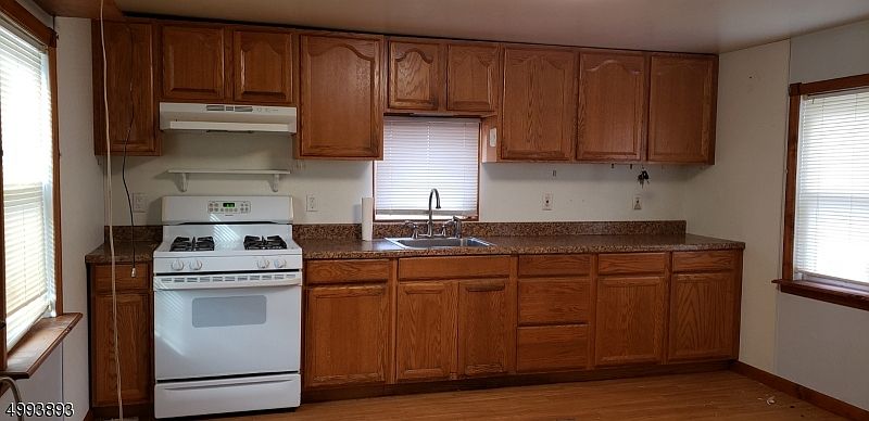 2nd image of 12 Cornish St