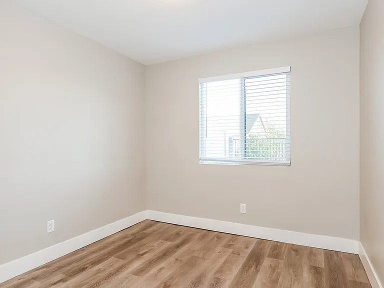 2321 W Mobile Ln — Photo 13