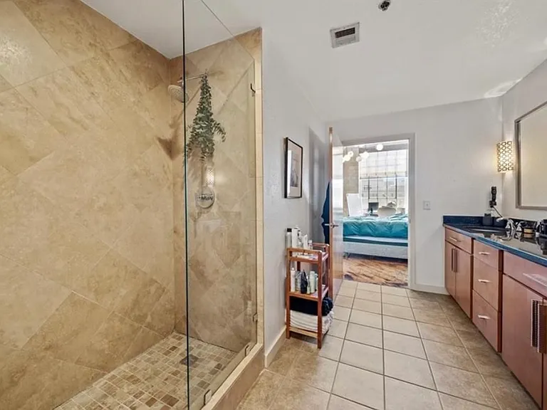 2029 Wyandotte St #202 — Photo 15