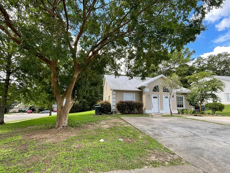 2441 Silver Palm Ln — Photo 1