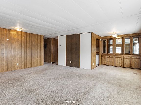 Built in cabinets in dining room>