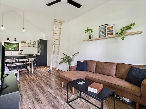 4th image of 20480 Leslie Ln