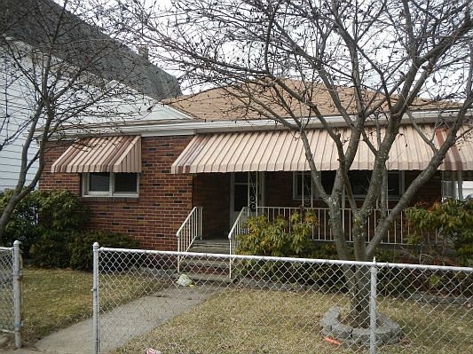 2nd image of 72 Bellas St