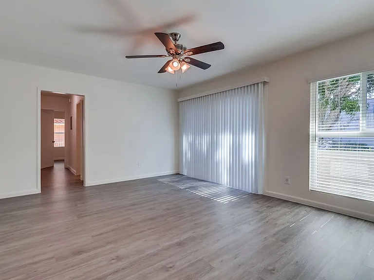 333 W Queen St #1 — Photo 10