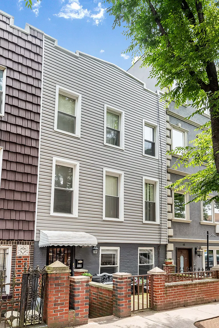 50 Devoe St photo 1