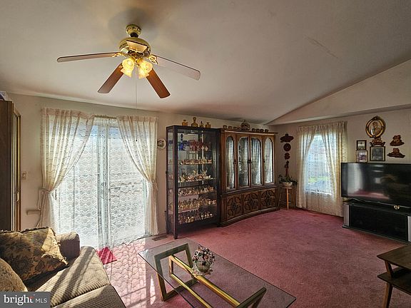 5th image of 885 Oxford Ave