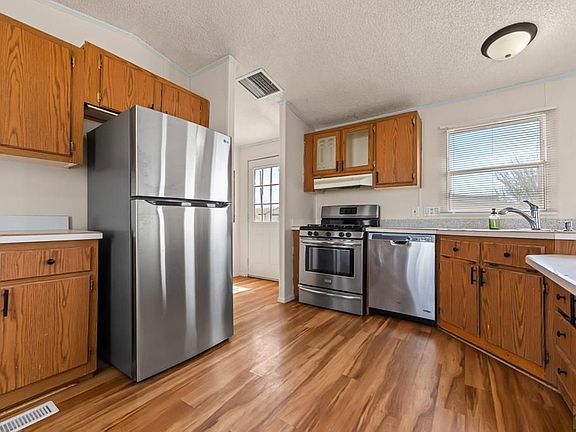 3rd image of 2916 Applewood Dr