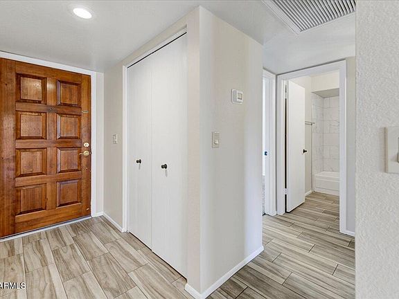 3rd image of 2114 W PONTIAC Drive
