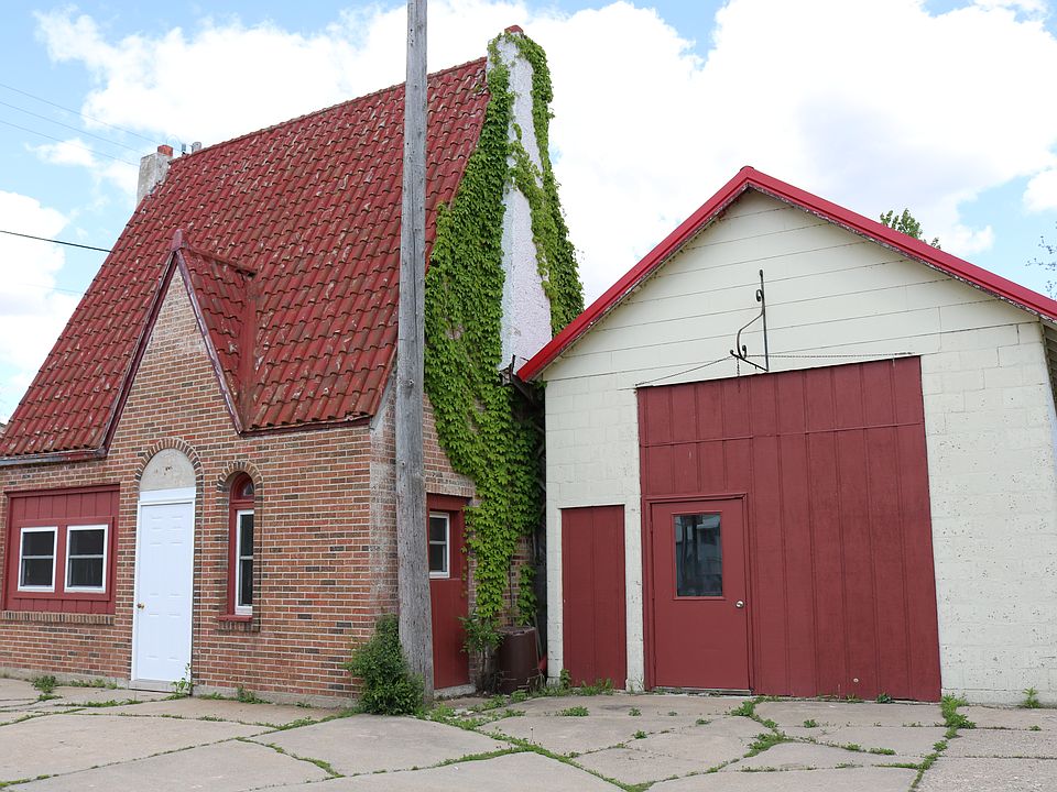 1st image of 221 Mill St